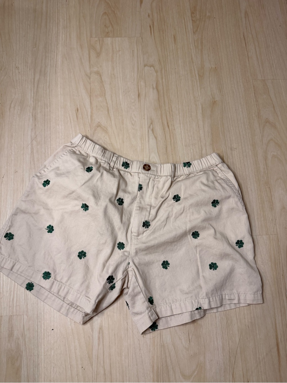chubbies Cream Shorts with Green Clover Embroidery